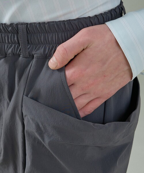 ABAHOUSE（アバハウス）の「【CORDURA】TUCK＆DARTS コーデュラナイロン パラシュートパンツ / セットアップ対応（その他パンツ・メンズ・ブラック/チャコールグレー・46/48）」の10枚目の写真