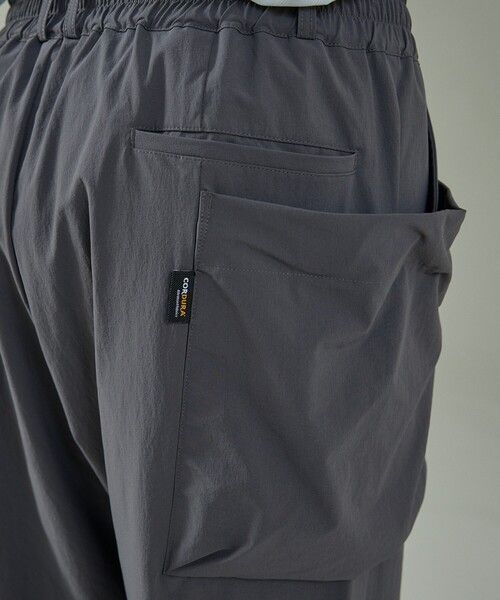ABAHOUSE（アバハウス）の「【CORDURA】TUCK＆DARTS コーデュラナイロン パラシュートパンツ / セットアップ対応（その他パンツ・メンズ・ブラック/チャコールグレー・46/48）」の13枚目の写真