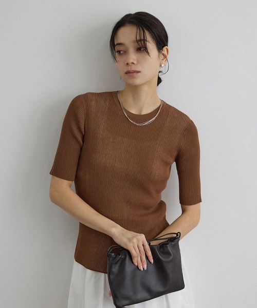 SALON adam et rope'(サロン アダム エ ロペ)の「【WEB限定】シアーリブニットハーフスリーブプルオーバー(Tシャツ/カットソー・レディース・オフホワイト/ブラック/レッド/ブラウン・FREE)」の4枚目の写真
