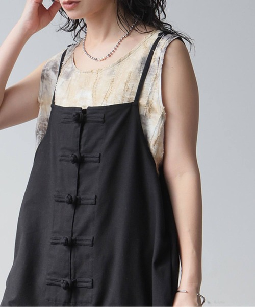 antiqua(アンティカ)の「チャイナボタン ワイド リネン風 サロペット(サロペット/オーバーオール・レディース・ブラック/ナチュラル・P/R)」の7枚目の写真