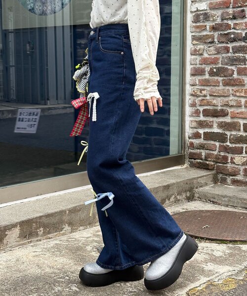 HELLO.SANFRANCISCO(ハローサンフランシスコ)の「【HELLO.SANFRANCISCO/ハローサンフランシスコ】カラフルリボンフレアデニム(デニムパンツ・レディース・ブルー/サックスブルー・MEDIUM/SMALL)」の8枚目の写真