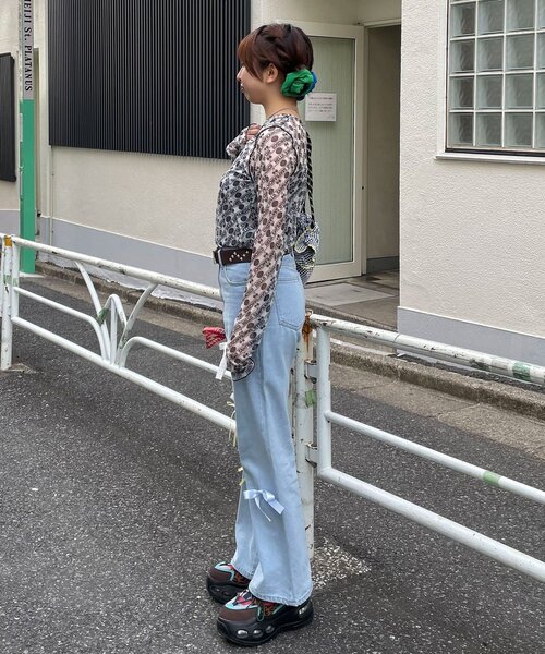 HELLO.SANFRANCISCO(ハローサンフランシスコ)の「【HELLO.SANFRANCISCO/ハローサンフランシスコ】カラフルリボンフレアデニム(デニムパンツ・レディース・ブルー/サックスブルー・MEDIUM/SMALL)」の4枚目の写真