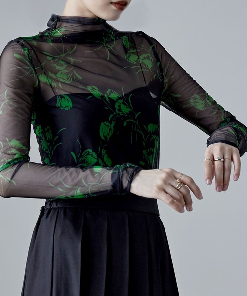 etoll.(エトル)の「花柄シアーボトルネックトップス(Tシャツ/カットソー・レディース・ブラウン/ブラック/ネイビー・M)」の5枚目の写真