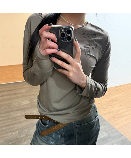 PORTERNA(ポルテナ)の「BOAT NECK GRAPHIC LONG SLEEVE T-SHIRT-BEIGE(Tシャツ/カットソー・レディース・その他・OS)」の1枚目の写真