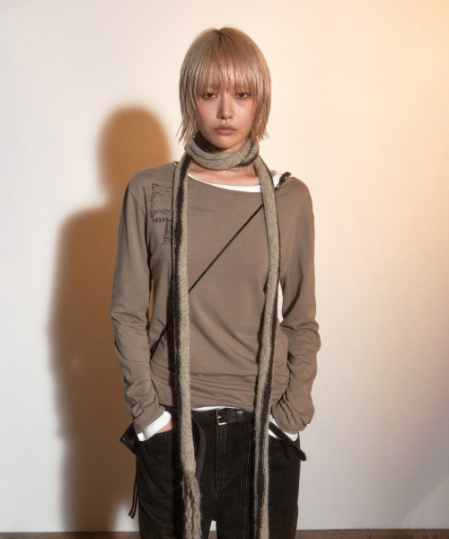 PORTERNA(ポルテナ)の「BOAT NECK GRAPHIC LONG SLEEVE T-SHIRT-BEIGE(Tシャツ/カットソー・レディース・その他・OS)」の6枚目の写真