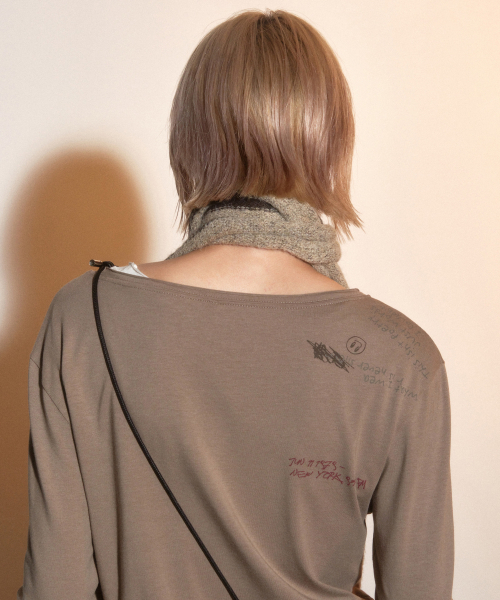 PORTERNA(ポルテナ)の「BOAT NECK GRAPHIC LONG SLEEVE T-SHIRT-BEIGE(Tシャツ/カットソー・レディース・その他・OS)」の7枚目の写真