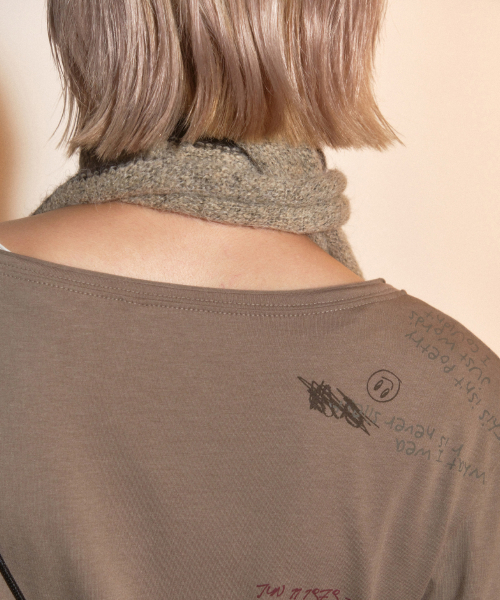 PORTERNA(ポルテナ)の「BOAT NECK GRAPHIC LONG SLEEVE T-SHIRT-BEIGE(Tシャツ/カットソー・レディース・その他・OS)」の8枚目の写真
