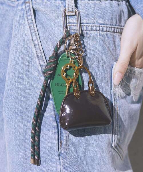 earth music&ecology（アースミュージックアンドエコロジー）の「KEY＆バックプレッピーチャーム（キーホルダー・レディース・ブラウン/シルバー・FREE）」の2枚目の写真