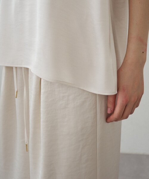 LOUNGEDRESS(ラウンジドレス)の「《新色登場/セットアップ可》2WAYノースリサテンチュニック(タンクトップ・レディース・アイボリー/ブラック/グレイッシュベージュ・FREE)」の15枚目の写真