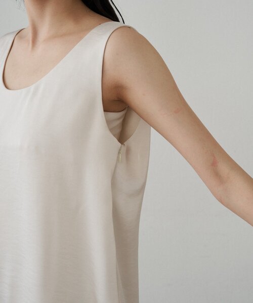 LOUNGEDRESS(ラウンジドレス)の「《新色登場/セットアップ可》2WAYノースリサテンチュニック(タンクトップ・レディース・アイボリー/ブラック/グレイッシュベージュ・FREE)」の16枚目の写真