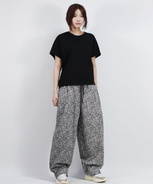 DEMARC（ドゥマーク）の「Paisley side one tuck curved wide pants Black（その他パンツ・レディース・ブラック・MEDIUM/LARGE）」の2枚目の写真