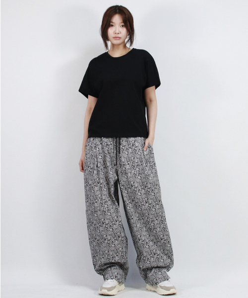 DEMARC（ドゥマーク）の「Paisley side one tuck curved wide pants Black（その他パンツ・レディース・ブラック・MEDIUM/LARGE）」の3枚目の写真