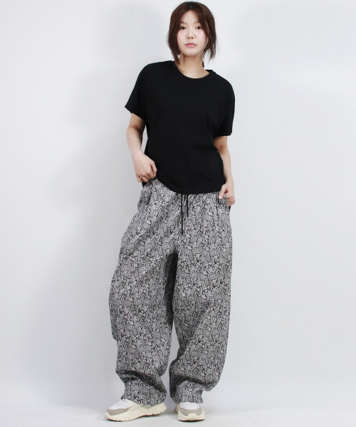 DEMARC（ドゥマーク）の「Paisley side one tuck curved wide pants Black（その他パンツ・レディース・ブラック・MEDIUM/LARGE）」の4枚目の写真
