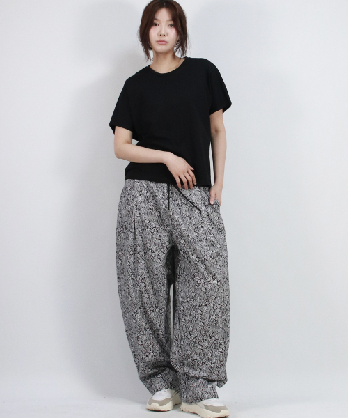 DEMARC（ドゥマーク）の「Paisley side one tuck curved wide pants Black（その他パンツ・レディース・ブラック・MEDIUM/LARGE）」の5枚目の写真