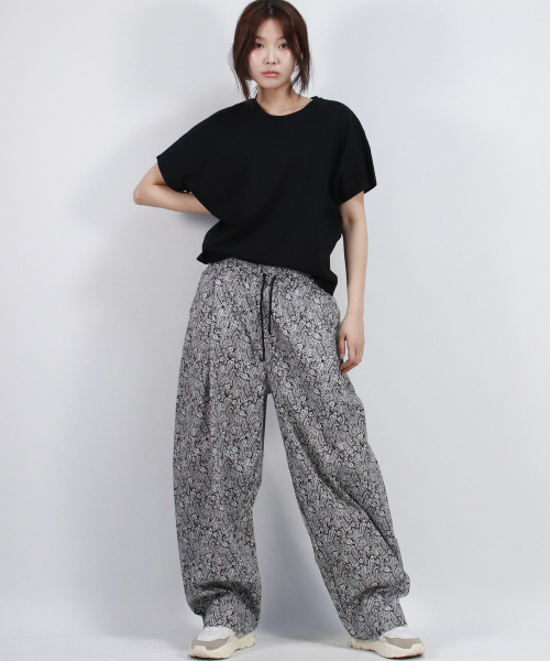DEMARC（ドゥマーク）の「Paisley side one tuck curved wide pants Black（その他パンツ・レディース・ブラック・MEDIUM/LARGE）」の6枚目の写真