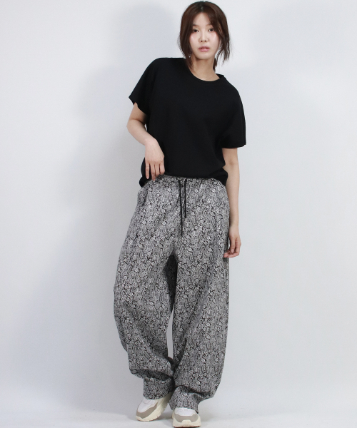 DEMARC（ドゥマーク）の「Paisley side one tuck curved wide pants Black（その他パンツ・レディース・ブラック・MEDIUM/LARGE）」の7枚目の写真
