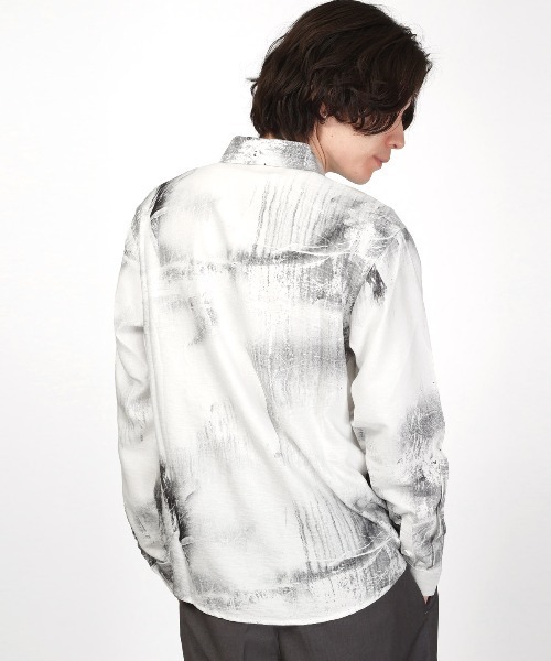 LUXSTYLE(ラグスタイル)の「梨地クレープ総柄プリント長袖シャツ(シャツ/ブラウス・メンズ・ブラック/ホワイト・L/M/XL)」の4枚目の写真