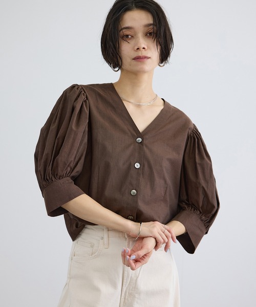 SALON adam et rope'(サロン アダム エ ロペ)の「ギャザーボリュームスリーブブラウス(シャツ/ブラウス・レディース・オフホワイト/ブラック/ブラウン・FREE)」の3枚目の写真