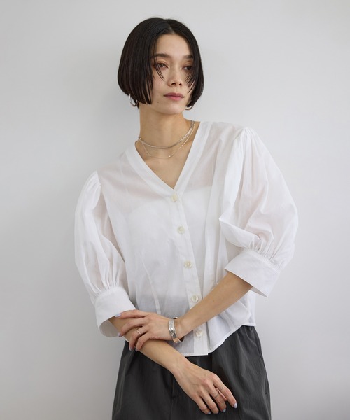 SALON adam et rope'(サロン アダム エ ロペ)の「ギャザーボリュームスリーブブラウス(シャツ/ブラウス・レディース・オフホワイト/ブラック/ブラウン・FREE)」の2枚目の写真