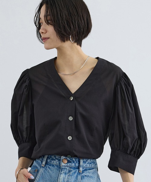 SALON adam et rope'(サロン アダム エ ロペ)の「ギャザーボリュームスリーブブラウス(シャツ/ブラウス・レディース・オフホワイト/ブラック/ブラウン・FREE)」の1枚目の写真