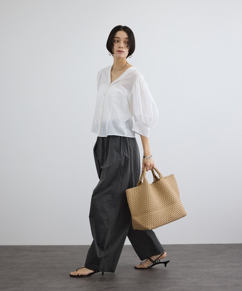 SALON adam et rope'(サロン アダム エ ロペ)の「ギャザーボリュームスリーブブラウス(シャツ/ブラウス・レディース・オフホワイト/ブラック/ブラウン・FREE)」の6枚目の写真