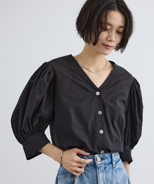 SALON adam et rope'(サロン アダム エ ロペ)の「ギャザーボリュームスリーブブラウス(シャツ/ブラウス・レディース・オフホワイト/ブラック/ブラウン・FREE)」の9枚目の写真