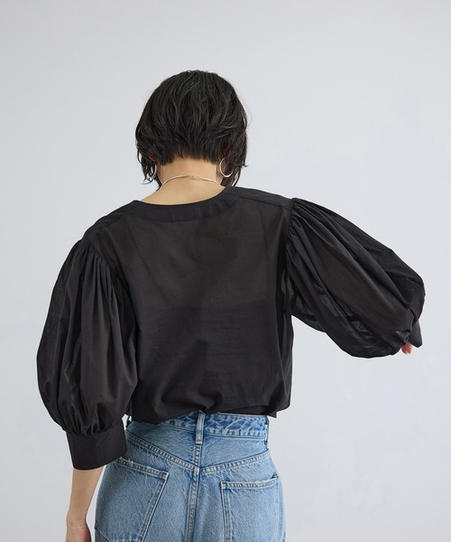 SALON adam et rope'(サロン アダム エ ロペ)の「ギャザーボリュームスリーブブラウス(シャツ/ブラウス・レディース・オフホワイト/ブラック/ブラウン・FREE)」の10枚目の写真