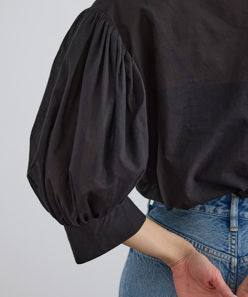 SALON adam et rope'(サロン アダム エ ロペ)の「ギャザーボリュームスリーブブラウス(シャツ/ブラウス・レディース・オフホワイト/ブラック/ブラウン・FREE)」の11枚目の写真