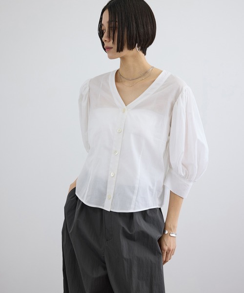 SALON adam et rope'(サロン アダム エ ロペ)の「ギャザーボリュームスリーブブラウス(シャツ/ブラウス・レディース・オフホワイト/ブラック/ブラウン・FREE)」の14枚目の写真