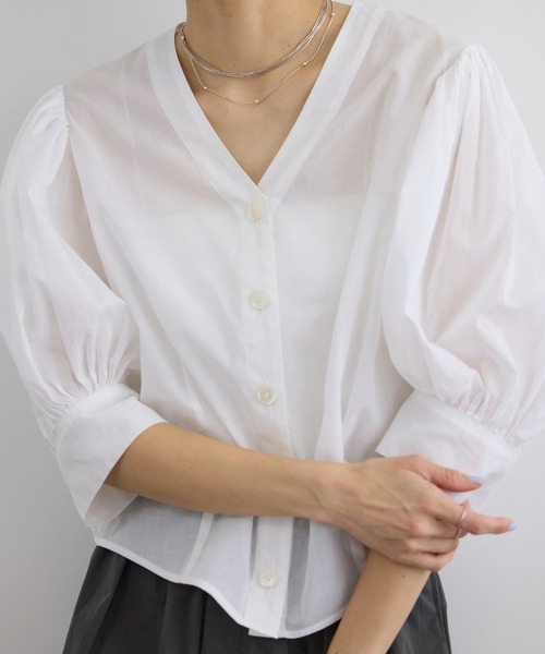 SALON adam et rope'(サロン アダム エ ロペ)の「ギャザーボリュームスリーブブラウス(シャツ/ブラウス・レディース・オフホワイト/ブラック/ブラウン・FREE)」の15枚目の写真