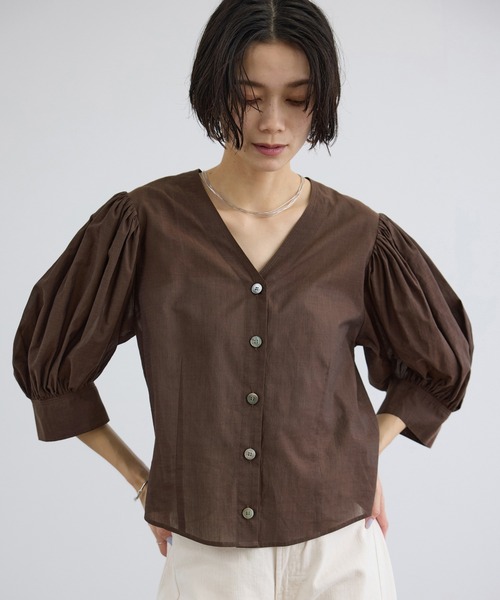 SALON adam et rope'(サロン アダム エ ロペ)の「ギャザーボリュームスリーブブラウス(シャツ/ブラウス・レディース・オフホワイト/ブラック/ブラウン・FREE)」の18枚目の写真