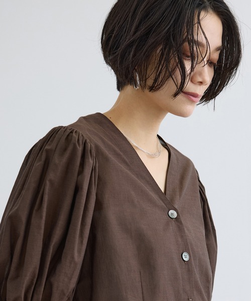 SALON adam et rope'(サロン アダム エ ロペ)の「ギャザーボリュームスリーブブラウス(シャツ/ブラウス・レディース・オフホワイト/ブラック/ブラウン・FREE)」の19枚目の写真