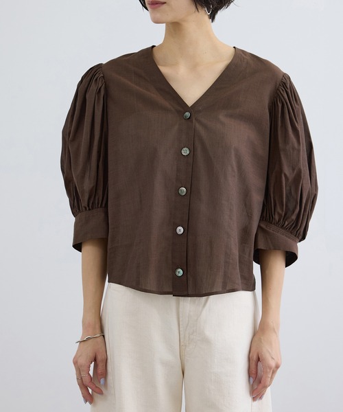 SALON adam et rope'(サロン アダム エ ロペ)の「ギャザーボリュームスリーブブラウス(シャツ/ブラウス・レディース・オフホワイト/ブラック/ブラウン・FREE)」の21枚目の写真