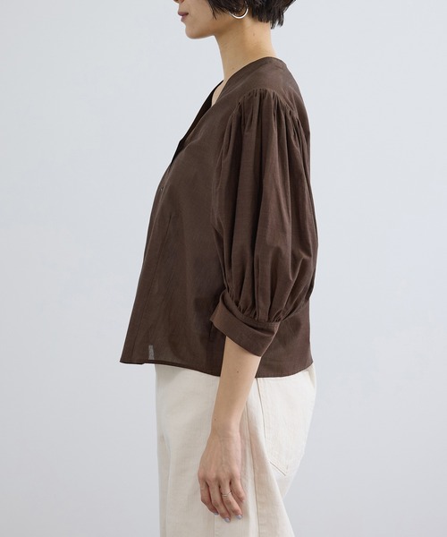 SALON adam et rope'(サロン アダム エ ロペ)の「ギャザーボリュームスリーブブラウス(シャツ/ブラウス・レディース・オフホワイト/ブラック/ブラウン・FREE)」の22枚目の写真