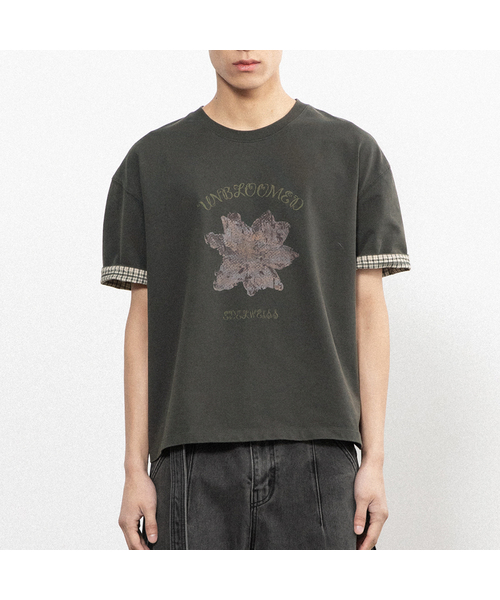 BEGIN202（ビギン202）の「[2カラー] ドライフラワークロップロールアップTシャツ（Tシャツ/カットソー・メンズ・ブラック/チャコール・1/2/3）」の2枚目の写真