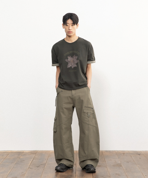 BEGIN202（ビギン202）の「[2カラー] ドライフラワークロップロールアップTシャツ（Tシャツ/カットソー・メンズ・ブラック/チャコール・1/2/3）」の4枚目の写真