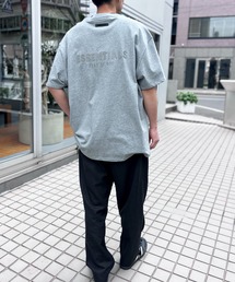 FOG ESSENTIALS（エフオージーエッセンシャルズ）の「【FOG ESSENTIALS】エッセンシャルズ BACK LOGO BOXY TEE SS ロゴ Tシャツ ラバープリント（Tシャツ/カットソー）」
