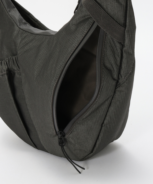 SEALSON（シールソン）の「SEALSON / シールソン M1 CROSSBODY BAG GRAVEL GREY（ショルダーバッグ・メンズ・チャコールグレー・FREE）」の5枚目の写真