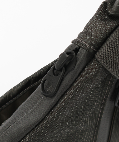 SEALSON（シールソン）の「SEALSON / シールソン M1 CROSSBODY BAG GRAVEL GREY（ショルダーバッグ・メンズ・チャコールグレー・FREE）」の8枚目の写真