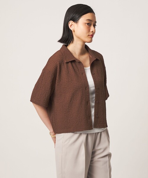 A DAY IN THE LIFE UNITED ARROWS(アデイインザライフユナイテッドアローズ)の「シャーリング ハーフスリーブシャツ 5分袖<A DAY IN THE LIFE>(シャツ/ブラウス・レディース・ブラック/オフホワイト/ダークブラウン・FREE)」の4枚目の写真