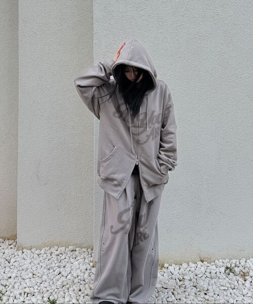 as you are(アズユーアー)の「AYA ビッグロゴフードジップアップダークグレー(パーカー・レディース・その他・SMALL/MEDIUM)」の7枚目の写真