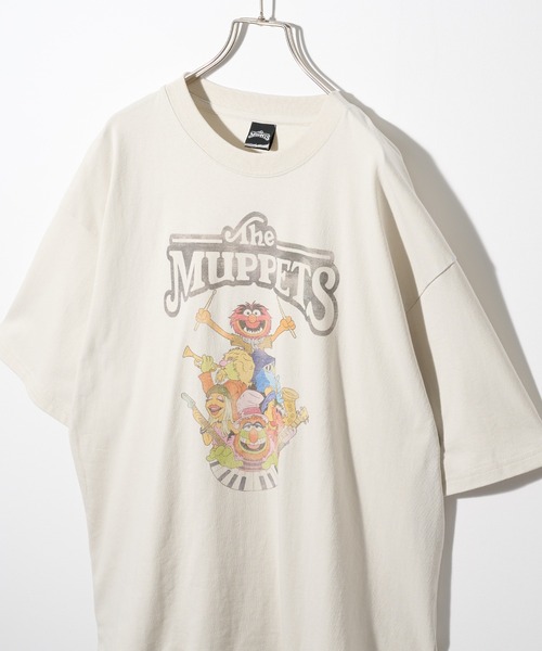 Disney(ディズニー)の「【SETUP7】ムービー グラフィック Tシャツ MNY / Back to the Future(バック・トゥ・ザ・フューチャー)/ Jurassic Park(ジュラシック・パーク)/ Jurassic World(ジュラシック・ワールド)/ JAWS(ジョーズ)/ Gremlins(グレムリン)/ IT(イット)/ Joker / The Goonies / The Muppets(Tシャツ/カットソー・メンズ・ブラック系その他2/ホワイト系その他3/ホワイト系その他2/ブラック系その他4/ホワイト系その他5/ブラック系その他6/ホワイト系その他4/ブラック系その他3/ブラック系/ブラック系9/ブラック系1/ホワイト系1/ブラック系その他5/ブラック系3/ブラック系2/ブラック系5/ブラック系4/ブラック系6/ブラック系その他/ブラック系7/ブラック系8・M/L)」の2枚目の写真