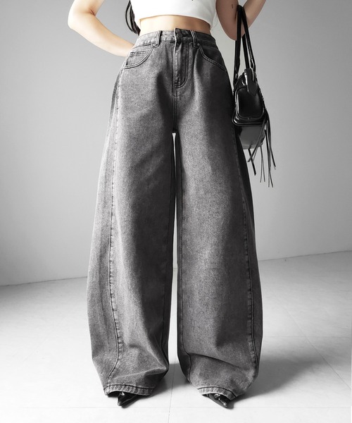 me+em select(ミームセレクト)の「【 3color /3size 】ヴィンテージライクウォッシュカーブワイドデニム / vintage like wash curve wide denim(デニムパンツ・レディース・ダークブラック/ブラック/ブルー・LARGE/MEDIUM/SMALL)」の2枚目の写真