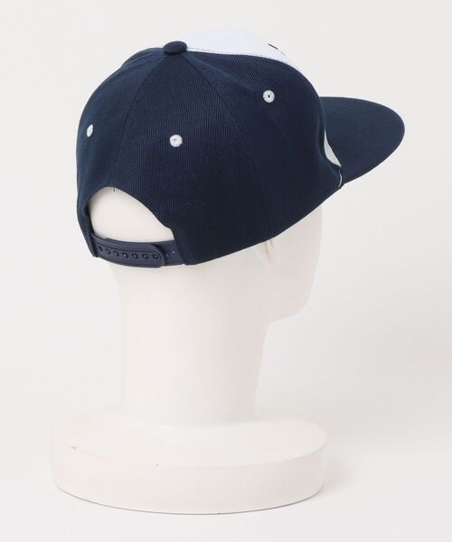 SPINNS（スピンズ）の「バイカラーフラットバイザーキャップ/スクリプトグラフィック刺繍ロゴ（キャップ・メンズ・ブルー・ONESIZE）」の4枚目の写真