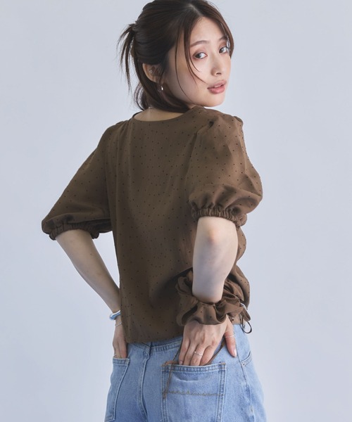 archives(アルシーヴ)の「シュシュ付ギャザータックドットBL(シャツ/ブラウス・レディース・ブラック/ブラウン/グレー/アイボリー・MEDIUM)」の8枚目の写真