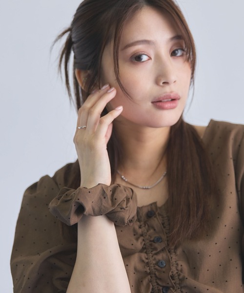 archives(アルシーヴ)の「シュシュ付ギャザータックドットBL(シャツ/ブラウス・レディース・ブラック/ブラウン/グレー/アイボリー・MEDIUM)」の9枚目の写真