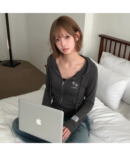 COIRIS(コイリス)の「グレンスリムフィットクロップフードジップアップ(2カラー)(パーカー・レディース・ダークグレー/ブラック・FREE)」の2枚目の写真