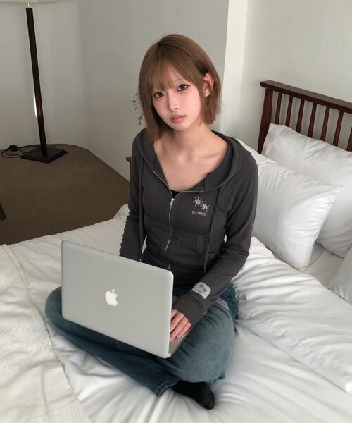 COIRIS(コイリス)の「グレンスリムフィットクロップフードジップアップ(2カラー)(パーカー・レディース・ダークグレー/ブラック・FREE)」の13枚目の写真