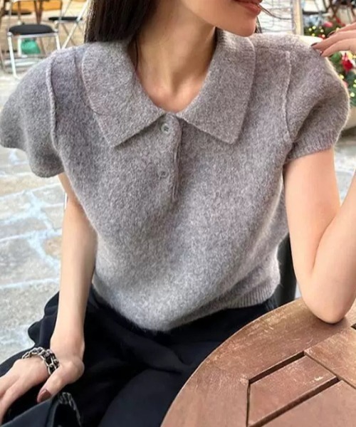 MAISON DE THERESE(メゾン ド テレーズ)の「コンパクトパフスリーブポロニット(ニット/セーター・レディース・PINK/GRAY/アイボリー・FREE)」の3枚目の写真