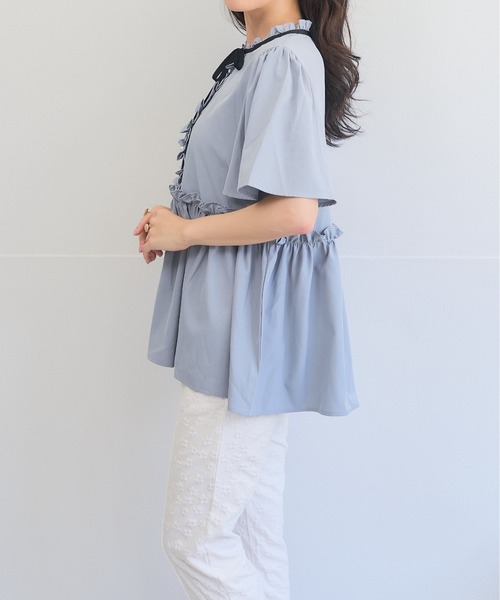 Neige(ネージュ)の「フレアスリーブリボンカラーラッフルペプラムブラウス(シャツ/ブラウス・レディース・ブルー/ネイビー・ONE SIZE)」の13枚目の写真